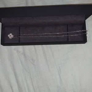 Silverhalsband med blomma från Beisar - Elegant silverhalsband från Beisar med en vacker blomformad hängsmycke. Perfekt för att lägga till en touch av elegans till din stil. Kommer i en stilren svart smyckesask.