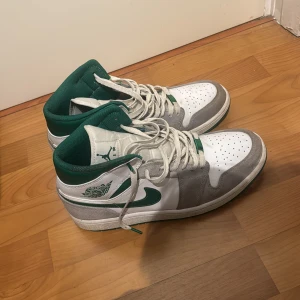 Nike Air Jordans i grönt och vitt - Mycket bra skick crease skydd ingår samt har altid används. 
