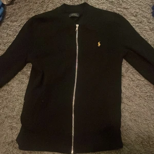 Svart tröja Polo Ralph Lauren - Säljer min svart tröja från Polo Ralph Laure då ja inte använder den pris kan diskuteras vid snabb affär den är i bra skick använt fåtal gånger 