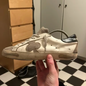 The gallerist -  stil.strl 39 äkta och ny pris 2000kr,priset kan diskuteras, hör av dig om du har några frågor!