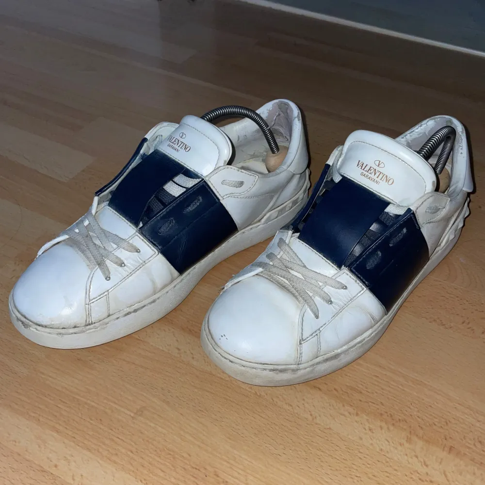 Snygga Valentino Garavani sneakers. Perfekta för en stilren look. Skorna är använda men i bra skick mest slita på insidan.😀. Kengät.