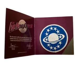 Galaxy Quest Emblem Patch - Galaxy Quest Emblem Patch, en officiell replika skapad av Quantum Mechanix under licens från Paramount Pictures. Denna patch är exklusiv för Loot Crate och har ett blått och silverfärgat design med stjärnor och en planet.