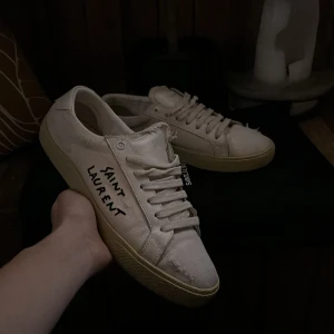 Saint Laurent skor  - Ett par riktigt feta saint Laurent skor i storlek 39 men passar 40 också, skorna är i väldigt bra skick och är nästan nya men kan tyvärr inte sälja för så dyrt då de ända og jag har är påsen så skorna säljer jag för 2700 men pris kan diskuteras!!