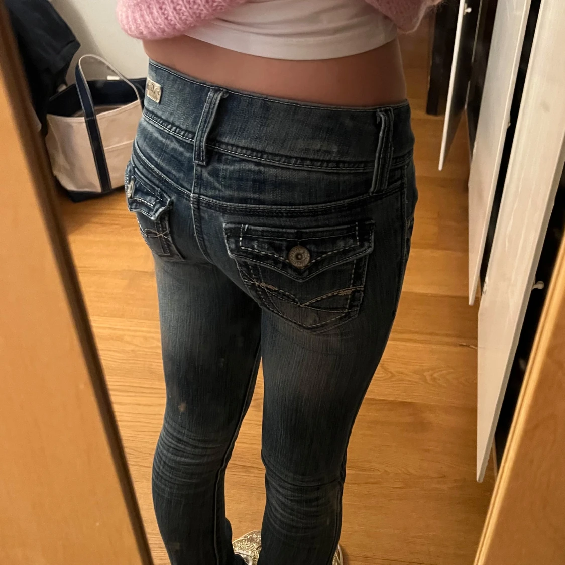 Blå jeans med slitningar - 1