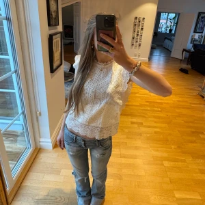 Vit spetsblus från ONLY - Säljer en söt vit spetsblus från ONLY. Blusen har ett vackert spetsmönster och korta ärmar. En absolut favorit hos mig🥹💕