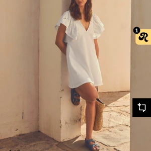 Vit kortklänning med spetsdetaljer - Jättesöt vit klänning med spetsdetaljer på ärmarna. Helt slutsåld på Zalando, kan gå ner i pris vid snabb affär. Perfekt till student eller konfirmation osv. Stor i storleken 