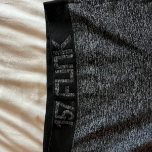 Träningstights  - Super fina träningstights ifrån lager157, super sköna och snygga men tyvärr passar de ej! Kan tyvärr ej se storlek, men skulle säga S då jag är rätt så säker på det!