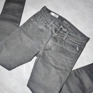 Replay anbass jeans - Säljer mina replay anbass jeans som är i 10/10 skick (Nypris cirka 1700). Dem är storlek 34 i längd men är som 32 i längd. Priset är inte ristat i sten så hör av dig vid övriga frågor;)