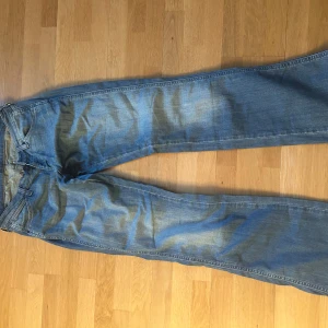 Wrangler jeans - Snygga jeans från Wrangler😆midja: 38 innerben: 84 midjehöjd: 20