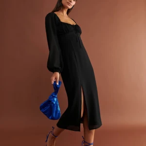 Svart långklänning med slits - Lång svart klänning med slits från Ginatricot💖