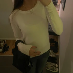 Vit stickad tröja - Säljer en stilren vit stickad tröja med rund hals och långa ärmar. Perfekt för en enkel och klassisk look. Tröjan har ribbade muddar vid ärmslut och nederkant. Tröjan är från vila i storlek xs🤍
