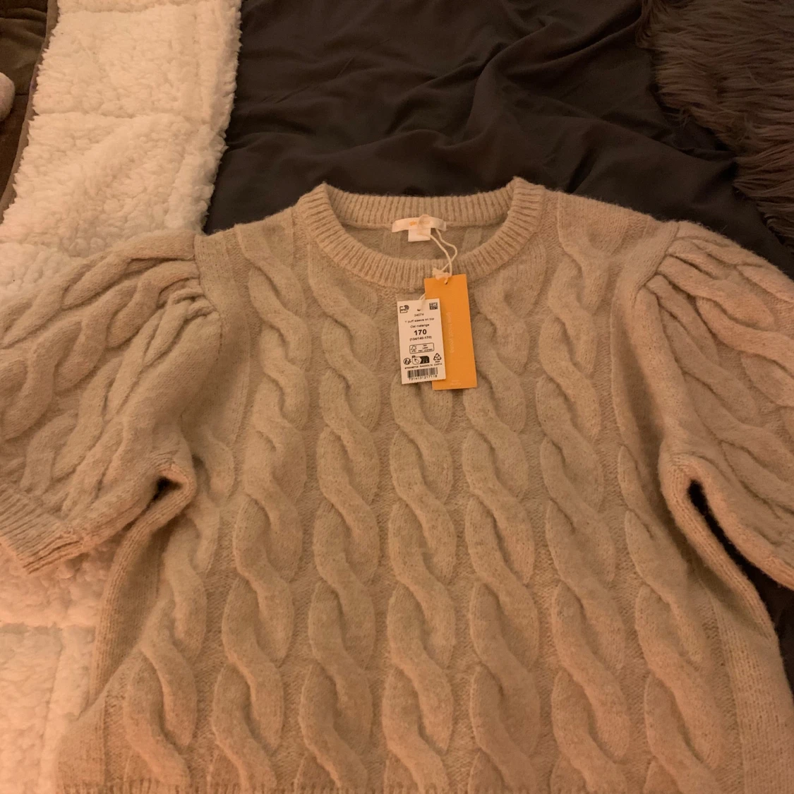 Beige stickad tröja med puffärmar