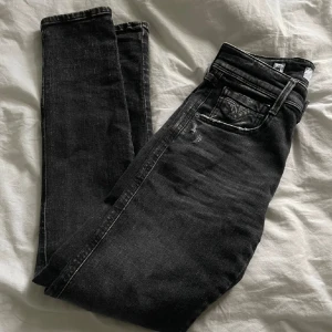 Svarta jeansbyxor från Replay - Snygga svarta slim fit jeans från Replay, modell Anbass och har en riktigt snygg slitning, för mer frågor är det bara o skriva.