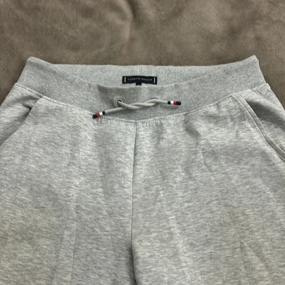 Grå mjukisbyxor från Tommy Hilfiger ( Äkta ) Köpt från Johnells - 2