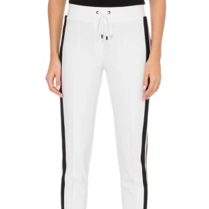 Vita byxor med svarta ränder - Snygga vita byxor med svarta ränder längs sidorna och snörning i midjan. Perfekta för en sportig look med en touch av stil. Byxorna har en hög midja och en tight passform. Nypris är 1699kr. De har en liten fläck vilket syns på sista bilden längst ner till höger men den går säkert bort i tvätten.