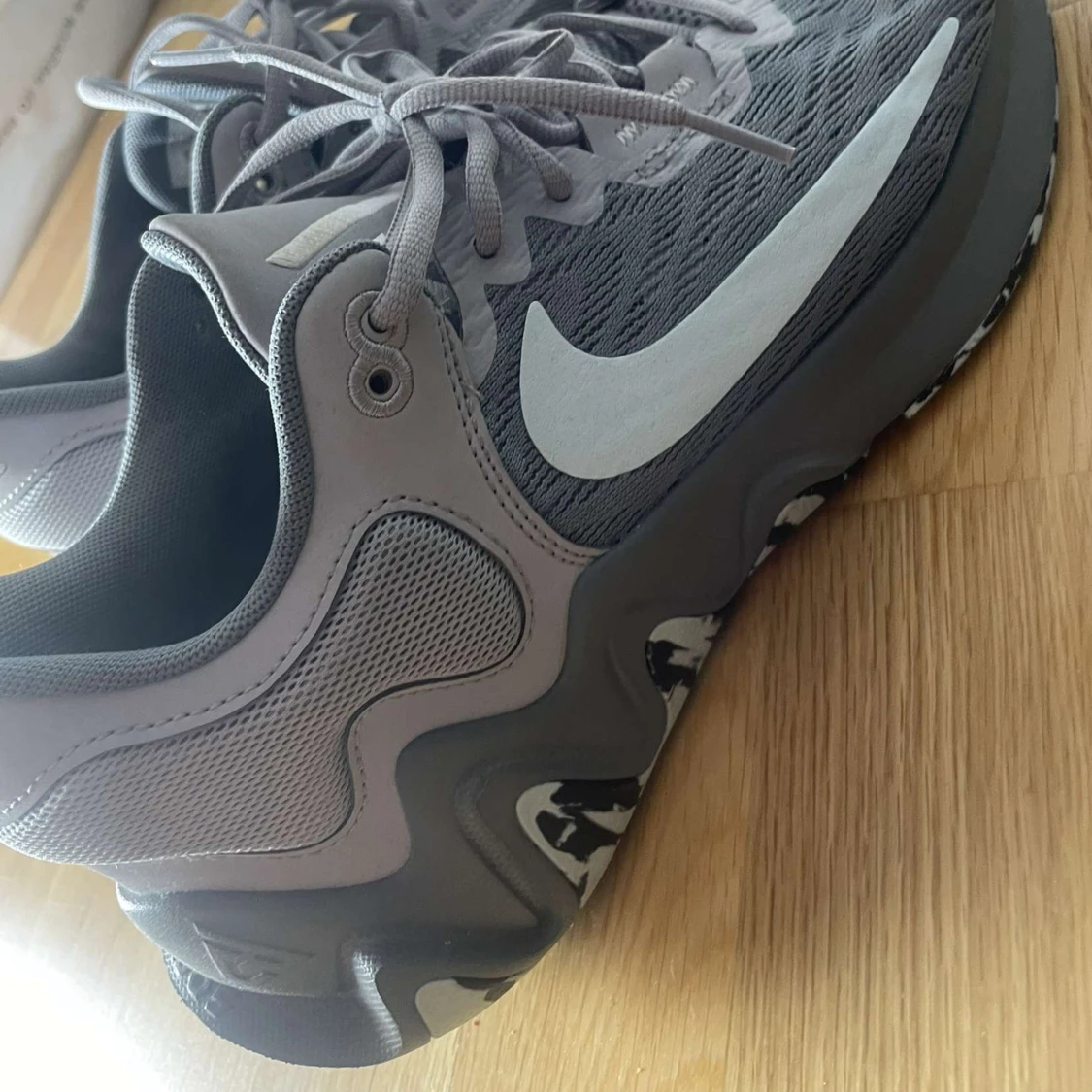 Grå sneakers med mönstrad sula - 4