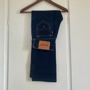 Levis jeans  - Levis jeans i fint skick! Midjemått 74 cm och innerbenslängden 74 cm