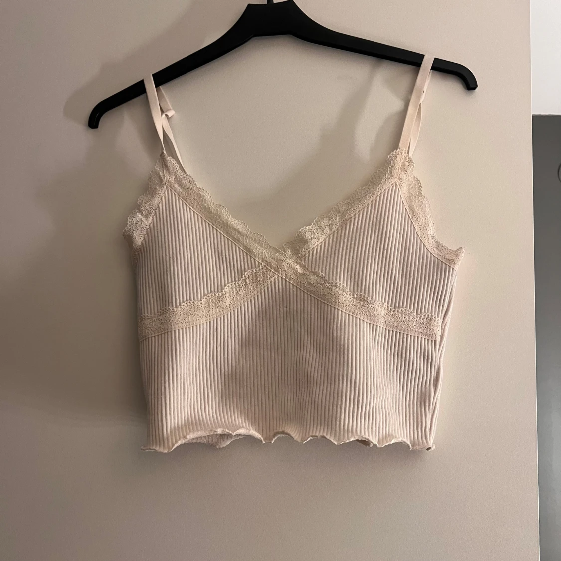 Beige ribbad linnetopp från Divided