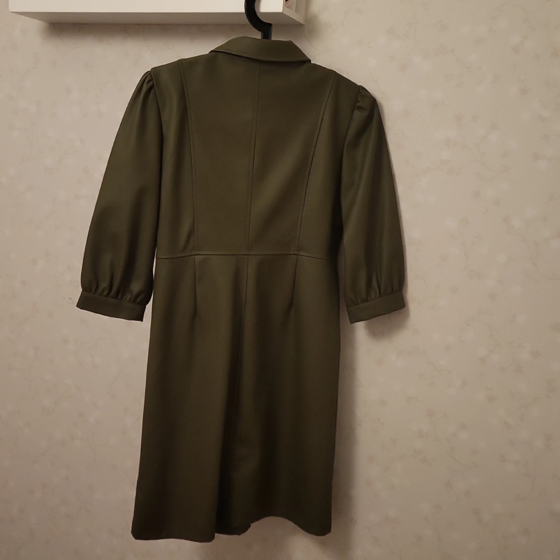 Olivgrön klänning med knappar - 2