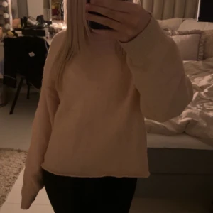 stickad tröja - mysig beige/rosa stickad tröja från hm, också klippt nere men inget jag iallafall lägger märke till 🩷pris kan diskuteras 