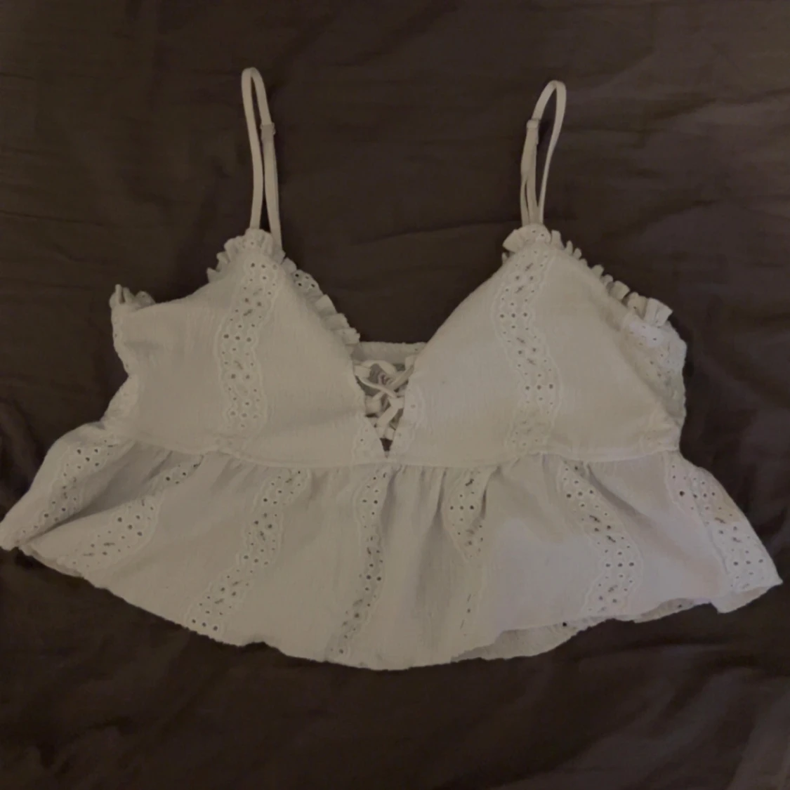 Vit spetsprydd linne topp