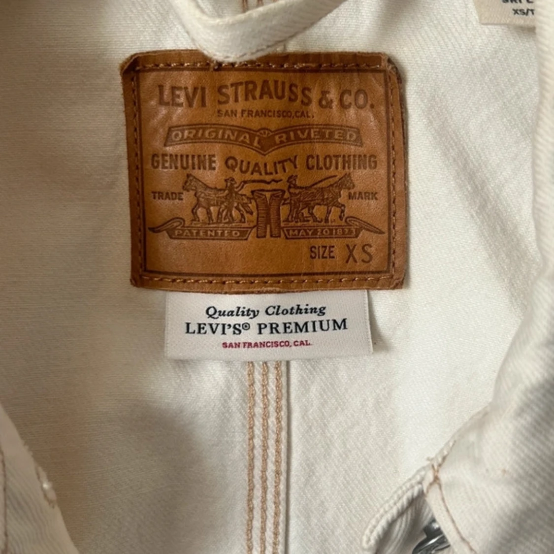 Beige jeansjacka från Levi's - 1