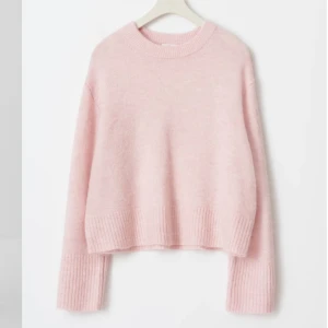 Stickad tröja - Står 146-152 men passar Xs/S då den är oversized, prislapp kvar, blid 2 visar färgen samt materialet