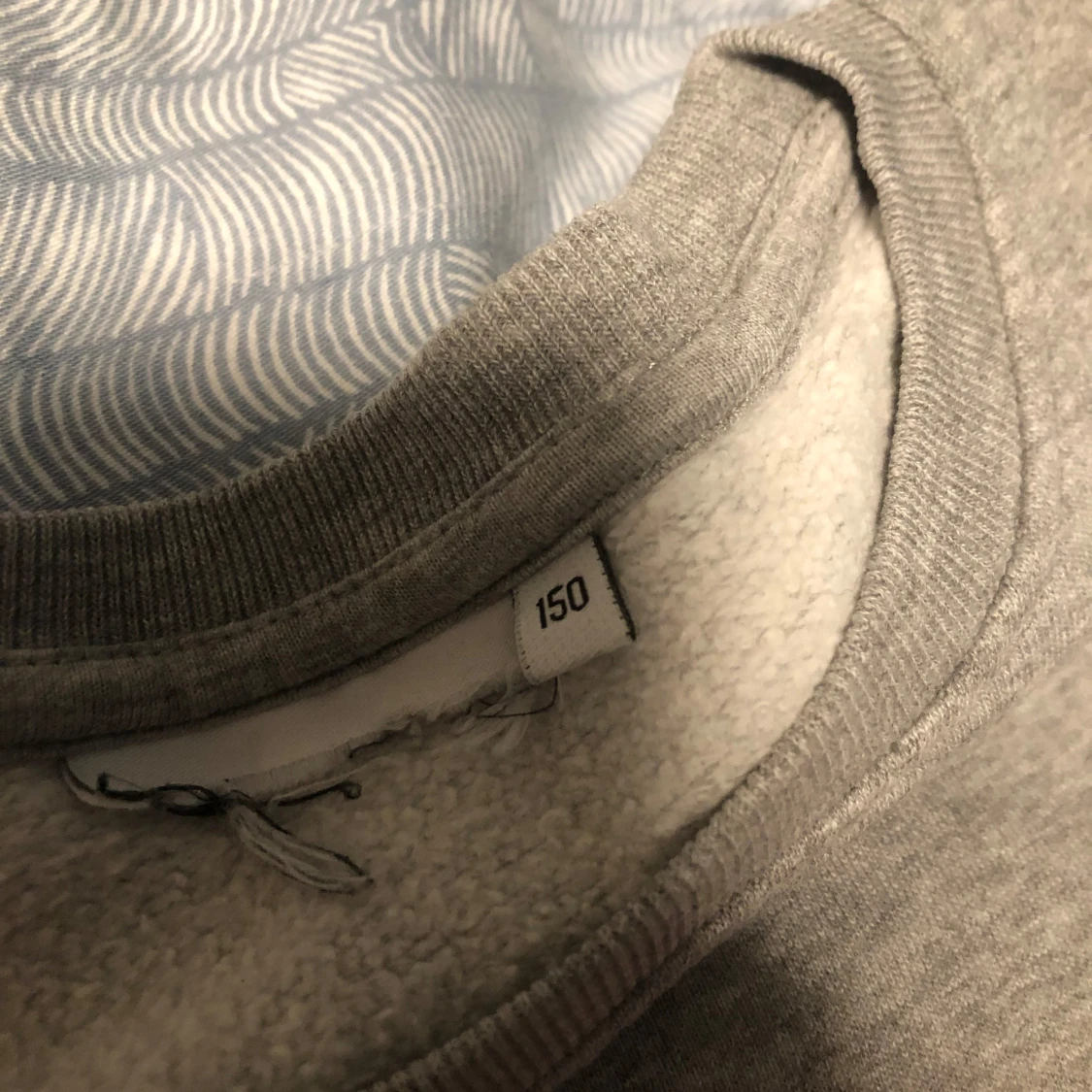 Grå sweatshirt med orange tryck - 1