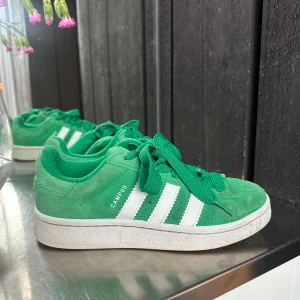 Gröna Adidas Campus sneakers - Snygga gröna Adidas Campus sneakers. Väldigt sparsamt använda