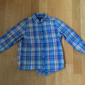 Blå rutig skjorta från Ralph Lauren - Ralph lauren skjorta storlek S, har ej använt den så mycket. 
