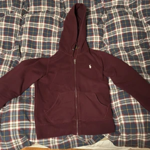 Ralph Lauren zip - En vin röd ralph lauren zip tröja den är i väldigt bra skick. Den är i storlek M och ganska så sällsynt 