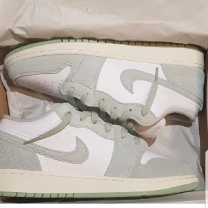 Nike jordan 1 low seafoam green suede - Säljer ett par nike jordan 1 low. Skorna är i nytt skick och jag har aldrig använt dem. De är perfekta i vardagen, priset är inte i hugget! Skriv ifall du vill köpa ellee har några frågor!