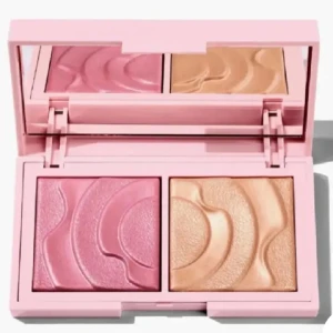 Rosa och guld highlighter duo CAIA - Snygg highlighter duo i en rosa kompakt med spegel. Innehåller två nyanser: en skimrande rosa och en glittrande guld. Från Caia Prisma Palette Flirty. 💞