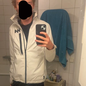 Helly Hansen Jacka - Fet vit hh jacka i fint skick förutom ett litet svart märke på högra arm, har inte testat att ta bort det. Jag på bilden är 180. Skick 7-8/10. Storlek Xs, passar dig under 180 bäst. Hör av er vid frågor eller funderingar ✌️