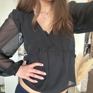Svart BikBok blus - Jättesöt bikbok blus som endast använd få gånger🩷🩷🩷