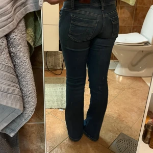 Mörkblå jeans ltb jeans - Snygga mörkblå ltb jeans med en klassisk design. Mycket fint skick