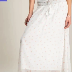 Vit långkjol från Gina Tricot - Säljer en söt vit långkjol från Gina Tricot med små blommiga detaljer. Kjolen har en elastisk midja med knytband och är perfekt för en somrig look. Den är lätt och luftig, vilket gör den idealisk för varma dagar. Helt oanvänd och inga defekter!💕