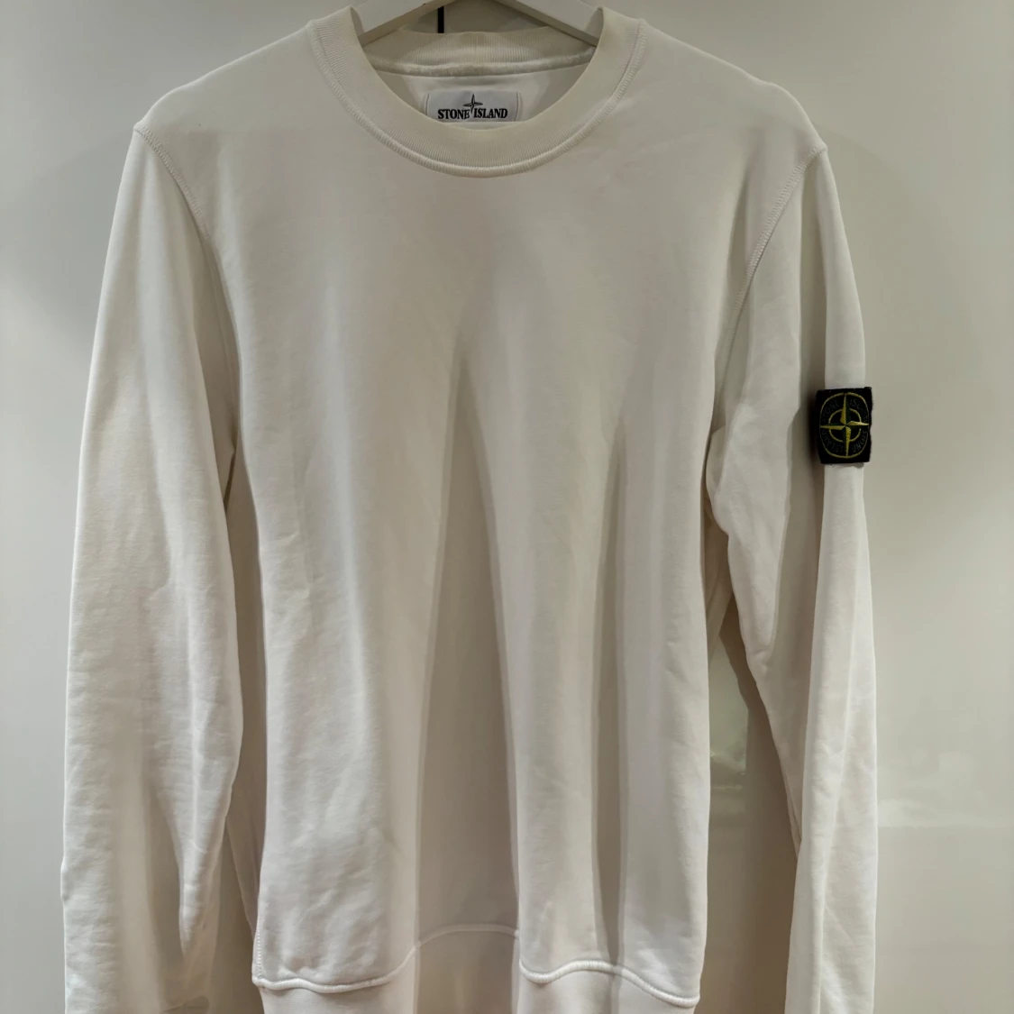 Vit långärmad tröja från Stone Island