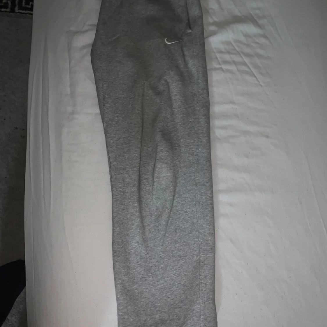 Grå nike byxor baggy - 1