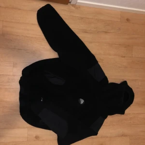 Nike ACG fleecetröja/jacka (ninja) - Säljer en svart fleecejacka från Nike ACG. Jackan har en stilren design med långärmade ärmar och en dragkedja framtill. Perfekt för kyligare dagar och outdoor-äventyr. ACG-loggan syns tydligt på framsidan. Även kallad ninja 🥷 