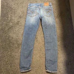 Dondup jeans - Snygga blå dondup jeans. Jag tror att det är ett par xl i barnstorlek, då jag fick de av min vän. Jag på bilden 173 priset får självklart att diskuteras