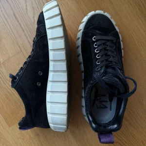Eytys Odessa Suede - Säljer mina älskade skor från Eytys i modellen ”odessa”. Skorna är i svart mocka och i platå. Storlek 38. Sparsamt använda. Nypris 2000kr