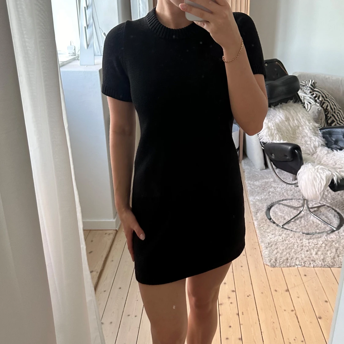 Svart stickad klänning