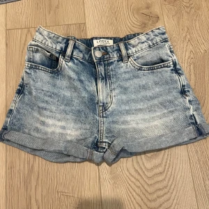 Ljusblå jeansshorts - Ljusblåa jeansshorts. Kan justeras i midjan. Säljer då dom är för små.
