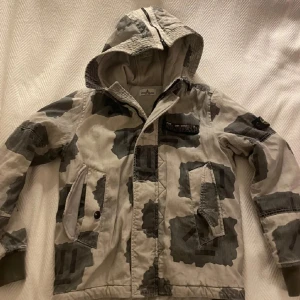 Stone Island Jacka - En skitsnygg Stone Island Jacka i storlek xs! Passar perfekt om man är runt 175. Unika mönster som är skitsnyggt! En helt perfekt jacka nu till våren! Självklart äkta! Hör av dig vid intresse eller minsta fundering!