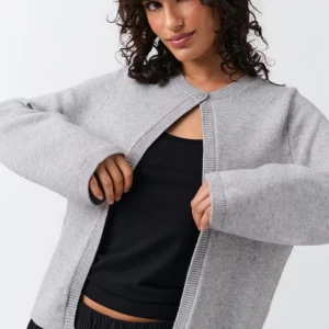 Ljusgrå kofta från Gina Tricot💓💓 - En helt ny grå stickad kofta från Gina tricot i storlek xs! Aldrig använd utan endast testat 💓 Ny pris är 360 kr!