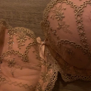 Ljus rosa  spets-bh med broderier från Victoria secret  - Ljus rosa bh med vackra spetsdetaljer och broderier. Den har vadderade kupor och justerbara axelband för bästa passform, aldrig använt eftersom jag köpte fel storlek 💕