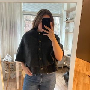 Grå cape från Zara - Säljer den populära grå cape från Zara med knappar framtill. Perfekt för lager-på-lager. Storlek L, men sitter S-M skulle jag säga. Använt 1 gång endast.