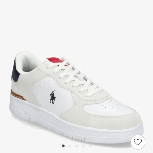 Vita sneakers från Polo Ralph Lauren - Helt nya från butik med original kartong aldrig använda. Endast uppmötning och endast kontant! Ny pris: 1800kr. Stilrena vita sneakers från Polo Ralph Lauren med klassisk snörning och märkets ikoniska logga på sidan. Skorna har en kontrasterande svart häl och röd detalj på plösen. Perfekta för en avslappnad och trendig look.