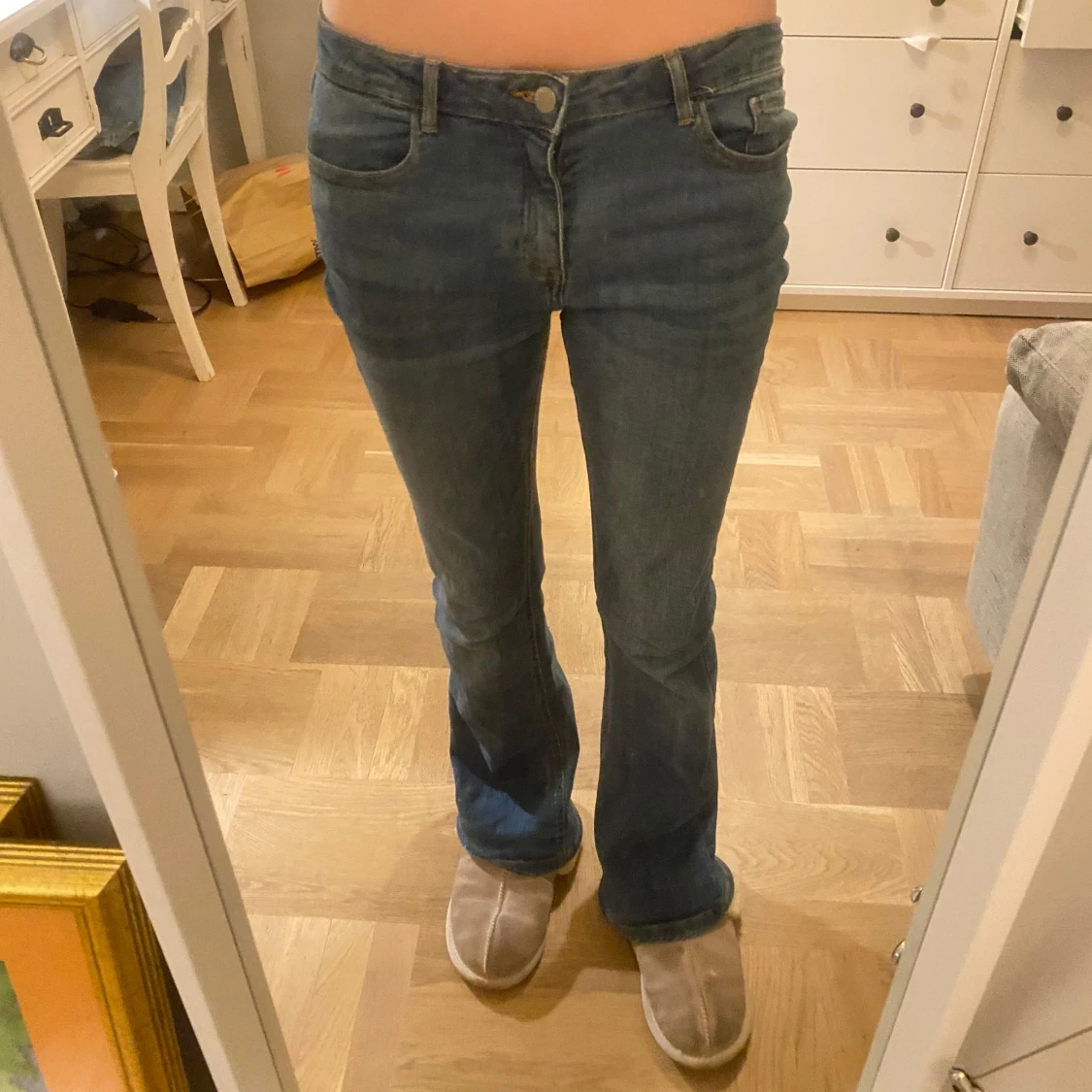 Blå bootcut låga jeans